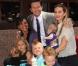 Mark Wahlberg lors de la remise de son étoile sur le Walk of Fame à Hollywood le 29 juillet 2010 : il respire de joie avec son épouse Rhea, ses enfants Ella, Michael, Brendan et Grace 
