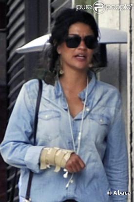 Jessica Szohr et un ami dans le quartier de Soho à New York, le 29 juillet 2010