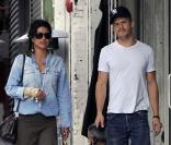 Jessica Szohr et un ami dans le quartier de Soho à New York, le 29 juillet 2010