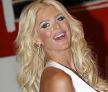 Vendredi 30 juillet 2010, Albert de Monaco, avec sa fiancée Charlene et sa soeur Stéphanie, présidait le 62e gala de la Croix-Rouge Monégasque. Victoria Silvstedt y assistait.