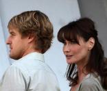 Owen Wilson et Carla Bruni sur le tournage de  Midnight in Paris  de Woody Allen, le 27 juillet 2010