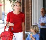 Sharon Stone avec Laird et sa glace bizarre dans les rues de Beverly Hills, le 31 juillet 2010