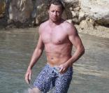 Simon Baker en maillot de bain : mouais... 
