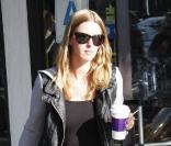 Café à la main, Nicky Hilton se promène dans les rues de Los Angeles, samedi 7 août.