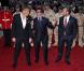 Sylvester Stallone entre Dolph Lundgren et Jason Statham lors de l'avant-première de The Expendables , qui s'est tenue à l'Odeon de Leicester Square, à Londres, le 9 août 2010.