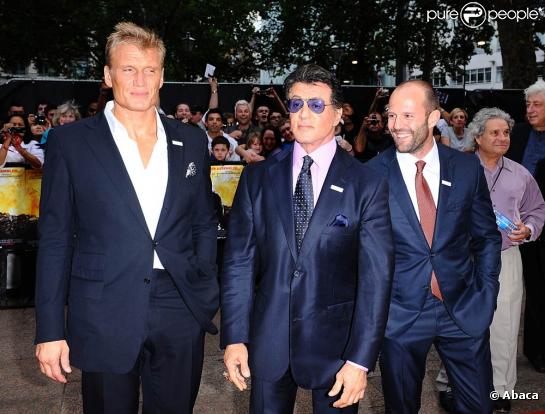 Sylvester Stallone entre Dolph Lundgren et Jason Statham lors de l'avant-première de  The Expendables , qui s'est tenue à l'Odeon de Leicester Square, à Londres, le 9 août 2010.