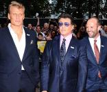 Sylvester Stallone entre Dolph Lundgren et Jason Statham lors de l'avant-première de  The Expendables , qui s'est tenue à l'Odeon de Leicester Square, à Londres, le 9 août 2010.