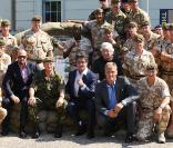 Sylvester Stallone, Dolph Lundgren et Jason Statham, lors de la journée promo de  The Expendables , qui s'est notamment tenue à la base militaire de Wellington, près de Londres, le 9 août 2010.