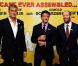 Sylvester Stallone entre Dolph Lundgren et Jason Statham lors de l'avant-première de The Expendables , qui s'est tenue à l'Odeon de Leicester Square, à Londres, le 9 août 2010.