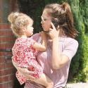 Jessica Alba : De retour à Los Angeles, elle se laisse aller pour les beaux yeux de Honor !
