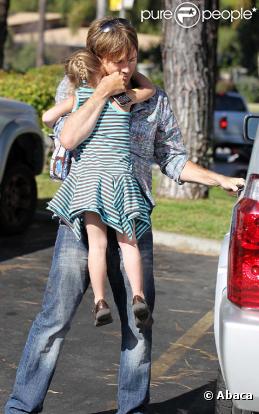 DannieLynn dans les bras de son père Larry Birkhead, à Los Angeles, le 12 août 2010