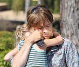 DannieLynn dans les bras de son père Larry Birkhead, à Los Angeles, le 12 août 2010