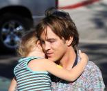 DannieLynn dans les bras de son père Larry Birkhead, à Los Angeles, le 12 août 2010
