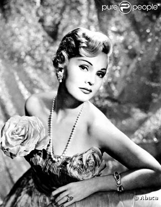 La fameuse socialite Zsa Zsa Gabor, aujourd'hui âgée de 93 ans, défraie la chronique par ses problèmes de santé...