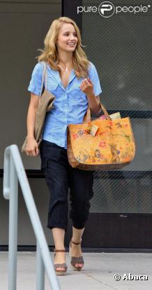 Dianna Agron à la sortie d'une école de Santa Monica le 14 août 2010