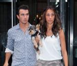 Joe Jonas et son épouse, Danielle Deleasa, à la sortie de leur hôtel à New York, lundi 16 août.  
