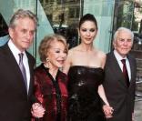 Michael Douglas avec sa femme Catherine Zeta-Jones, Anna et Kirk Douglas 