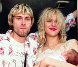 Frances Bean dans les bras de ses parents Kurt Cobain et Courtney Love, en 1993