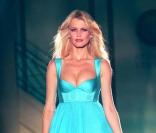 Claudia Schiffer défilant pour Versace en 1994<br />