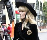 Claudia Schiffer avec Karl Lagerfeld en ocotobre 2009 pour un shooting Chanel