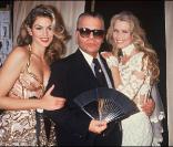 Cindy Crawford, Karl Lagerfeld et Claudia Schiffer lors du défilé Chanel du 26 janvier 1993