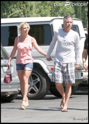 Britney Spears et son ami Jason Trawick sortent en virée shopping à Calabasas, dimanche 22 août.