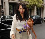 Jade Ewen était radieuse, vêtue d'un legging beige, porté avec un long cardigan, des richelieux camel aux pieds qui faisaient rappel avec son sac à main et sa petite ceinture. Un look simple mais totalement 
