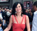 Katy Perry moulée dans la fameuse robe bandage Hervé Léger, qu'elle avait choisi dans les tons corail, accessoirisée d'une paire de boucles d'oreilles assorties et d'une paire de Louboutin clinquante.