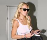Body blanc, jupette bohème, sandales Derek Lam, et un sac mythique au coude, le fameux Birkin d'Hermès, Lindsay Lohan semble repartie sur la bonne voie... fashion !