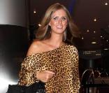 Nicky Hilton, splendide dans une petite robe imprimé léopard Charlie Brown, portée avec des escarpins à bouts ouverts Louboutin, et son fameux sac PS1 de chez Proenza Schouler au coude...  