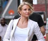 Cameron Diaz a misé sur un look casual sexy, fait d'un micro short en jean, d'un top blanc et d'un petit blazer. Nickel pour vadrouiller tout en beauté !