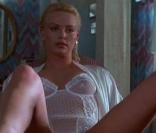 Une scène de  Deux jours à Los Angeles , un thriller sorti en France en 1997, avec la belle Charlize Theron.
