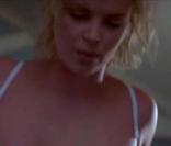 Des images de  Deux jours à Los Angeles , un thriller sorti en France en 1997, avec la belle Charlize Theron.