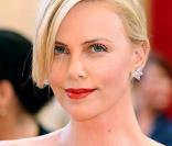 La ravissante Charlize Theron lors de la cérémonie des Oscars, au Kodak Theatre d\'Hollywood, à Los Angeles, le 7 mars 2010.