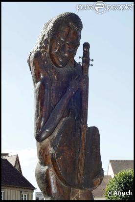 La statue de Johnny Hallyday à Verneuil-sur-Avre
