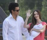 Paz Vega et son mari Orson Salazar présentent leur petit Lenon, à l'hôpital de Madrid