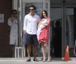 Paz Vega et son mari Orson Salazar présentent leur petit Lenon, à l'hôpital de Madrid