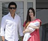 Paz Vega et son mari Orson Salazar présentent leur petit Lenon, à l'hôpital de Madrid