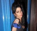 Amy Winehouse sort d'un pub londonien, le Horse and Hound, le 25 août, après avoir assisté à un concert de Pete Doherty.