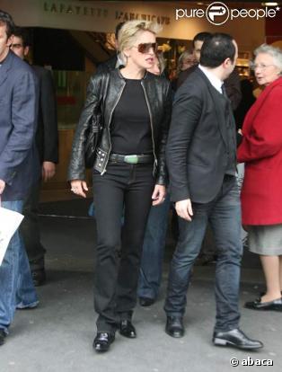 Sharon Stone fait du shopping aux Galeries Lafayette, le 2/04/08