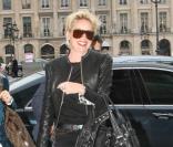 Sharon Stone retourne au Ritz après sa séance shopping, le 2/4/08