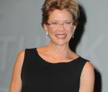 Emmanuel Béart, présidente, et le jury du 36e festival de Deauville ont récompensé le 11 septembre Annette Bening pour Mother and child.