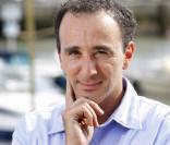 Elie Semoun, venu défendre le téléfilm  Un divorce de chien , est  apparu tout fou-fou sur le port de La Rochelle, samedi 11 septembre.