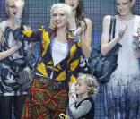Gwen Stefani et son fils Kingston Rossdale se présentent sur le catwalk après le défilé Lamb de Gwen Stefani lors de la Mercedes Benz Fashion Week le 6 septembre 2010 au Lincoln Center à New York 
