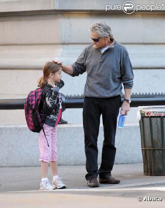 Michael Douglas emmène sa fille Carys Zeta, 7 ans, à son école, à New York, le 21 septembre 2010.
