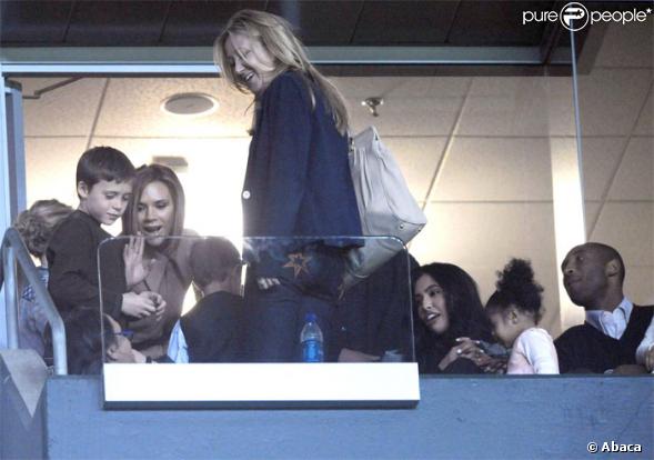 Kobe Bryant et sa famille avec Victoria Beckham et ses enfants à un match de David Beckham