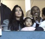 Kobe Bryant et sa famille avec Victoria Beckham et ses enfants à un match de David Beckham
