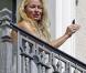 Du balcon de sa chambre d'hôtel, Pamela Anderson apparaît sans maquillage, vendredi 24 septembre.
