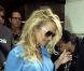 Pamela Anderson quitte son luxueux hôtel, à Athènes (Grèce), vendredi 24 septembre.