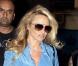 Pamela Anderson quitte son luxueux hôtel, à Athènes (Grèce), vendredi 24 septembre.